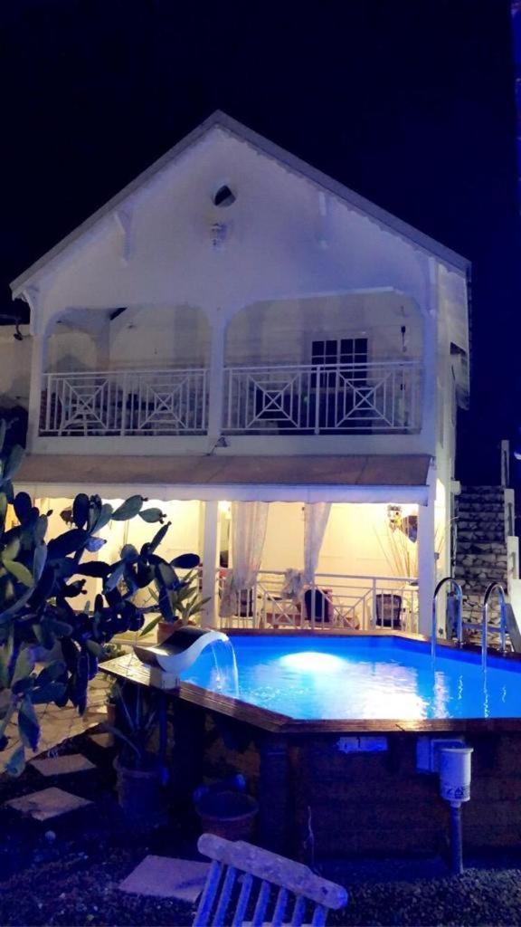 Le Sable Bleu - Evasion Tropicale A Sainte-Anne - Plage 5Min - Piscine - Parking - Logement Climatise - Vue Sur Les Palmiers - Parfait Pour Sejours En Famille Ou Entre Amis Екстериор снимка