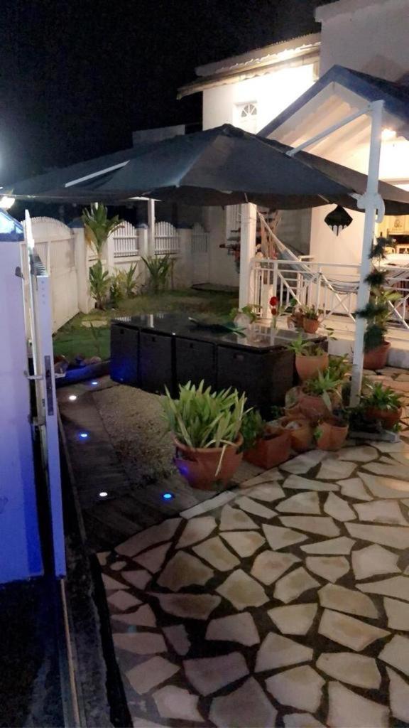 Le Sable Bleu - Evasion Tropicale A Sainte-Anne - Plage 5Min - Piscine - Parking - Logement Climatise - Vue Sur Les Palmiers - Parfait Pour Sejours En Famille Ou Entre Amis Екстериор снимка