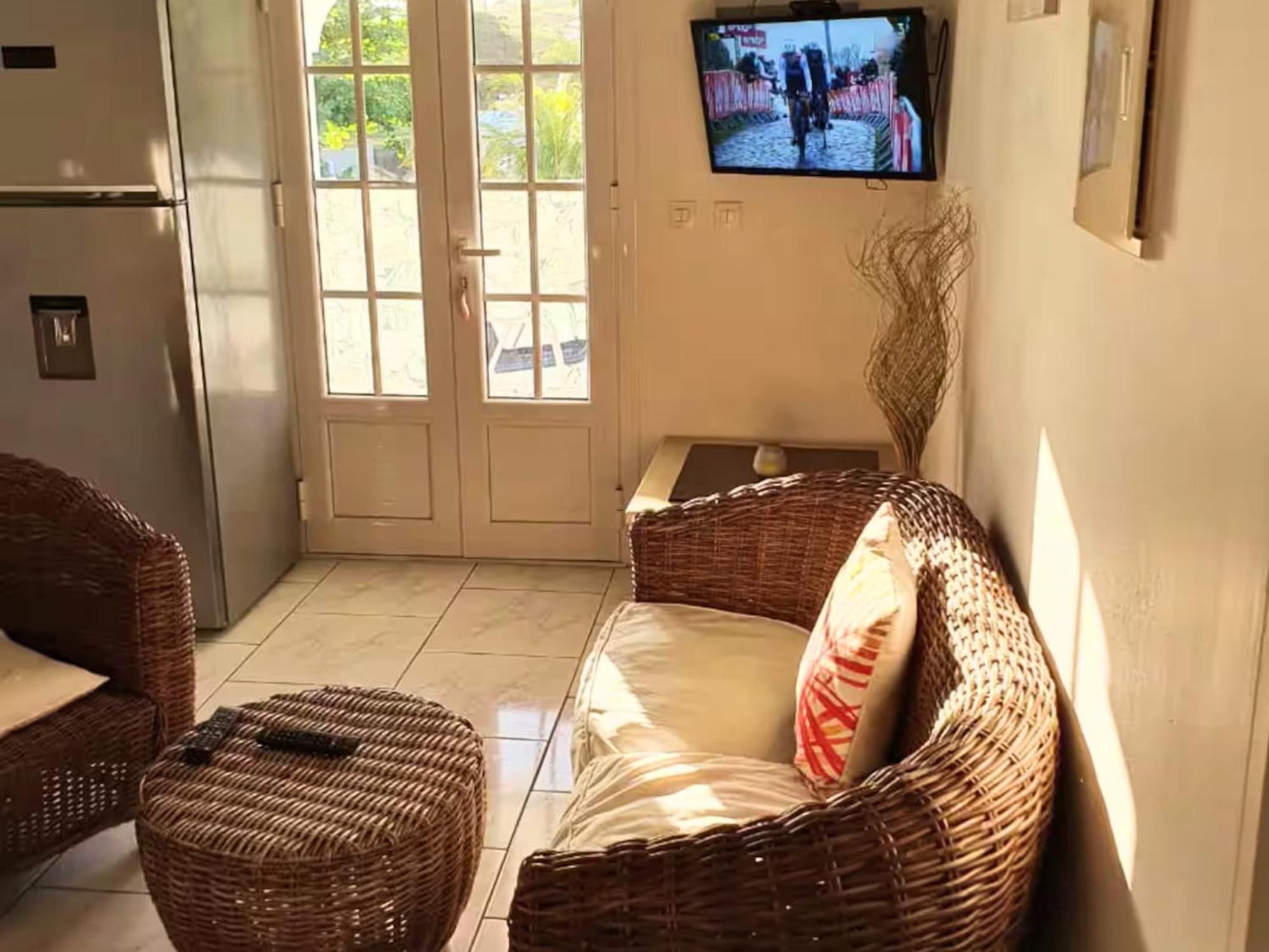 Le Sable Bleu - Evasion Tropicale A Sainte-Anne - Plage 5Min - Piscine - Parking - Logement Climatise - Vue Sur Les Palmiers - Parfait Pour Sejours En Famille Ou Entre Amis Екстериор снимка